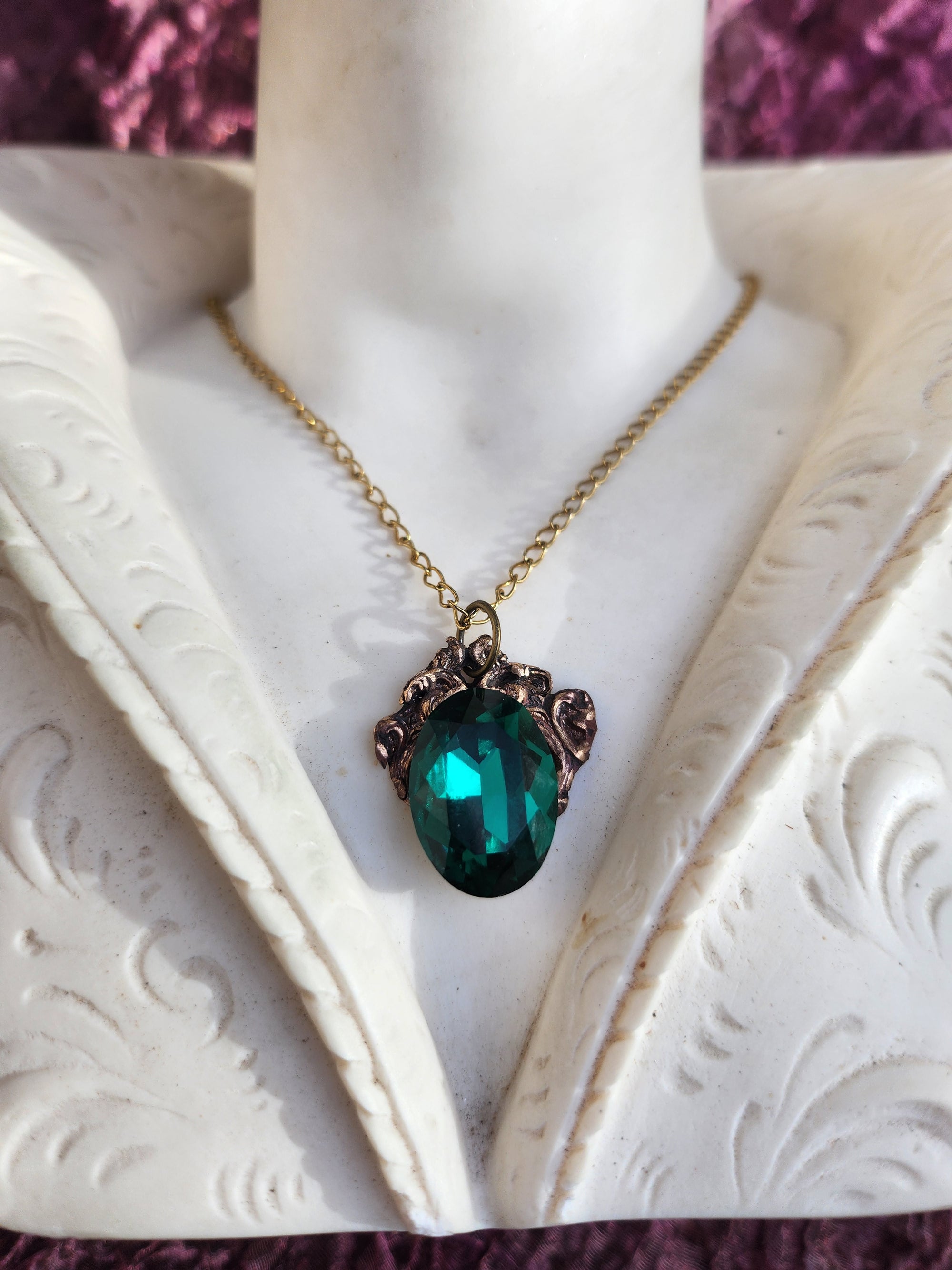 Colgante de bronce artesanal con cristal verde esmeralda – Joyería gótica renacentista