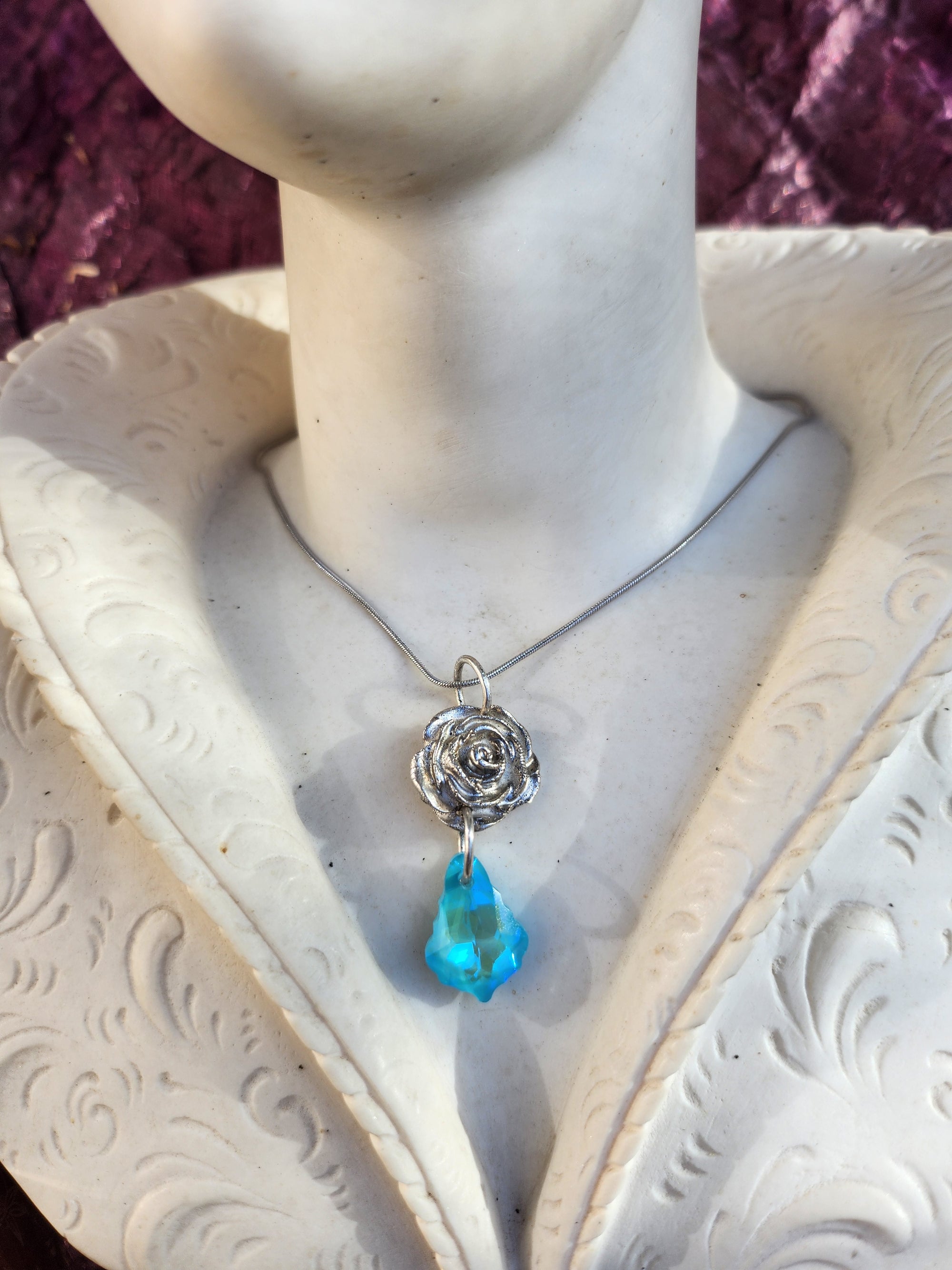 Colgante de rosa de plata y cristal azul – Collar de plata fina – Joyería romántica Fairycore – Regalo floral encantado para ella