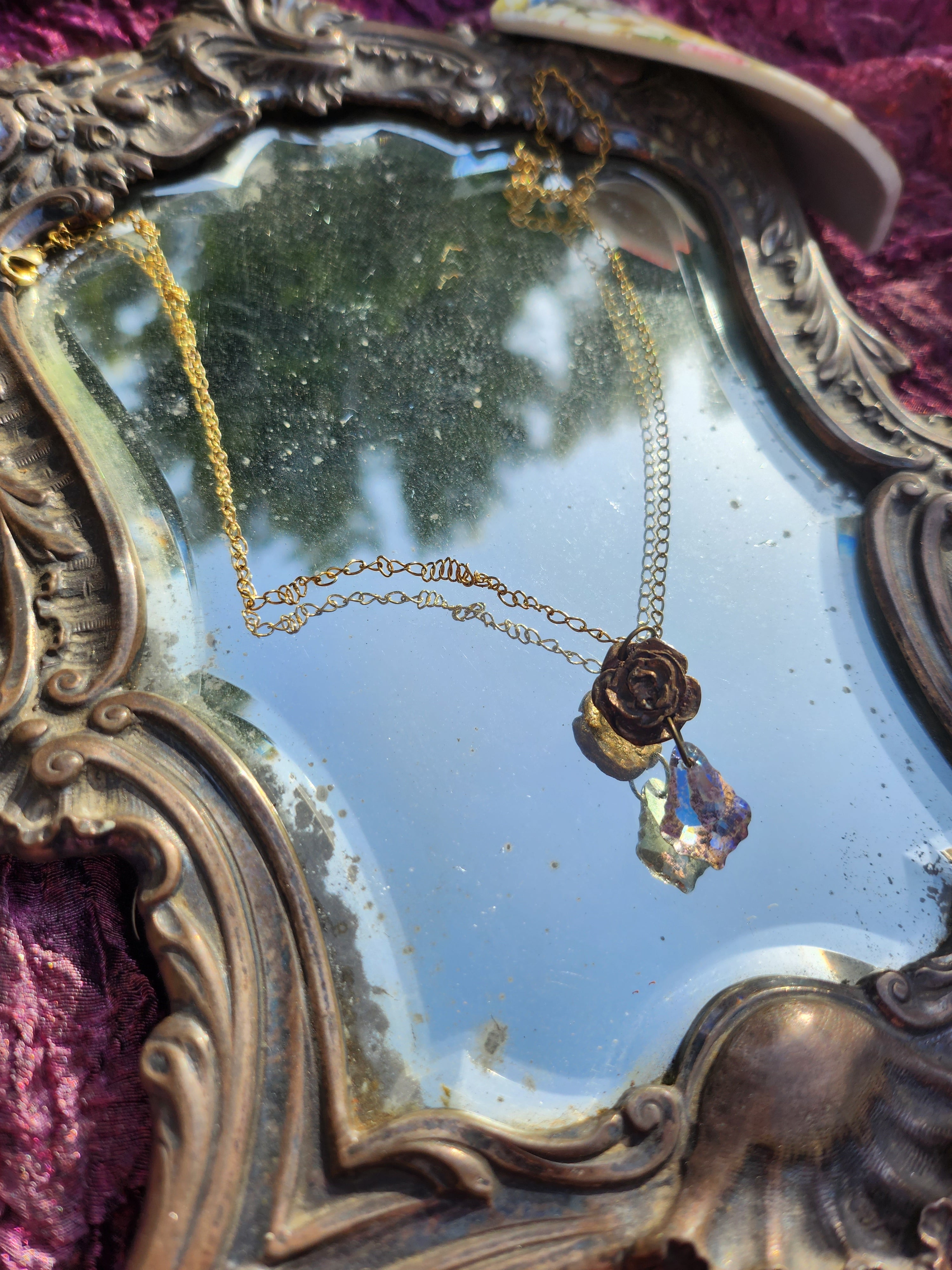 Coleção Rosarium - Pendente rosa em bronze feito à mão com cristal lilás