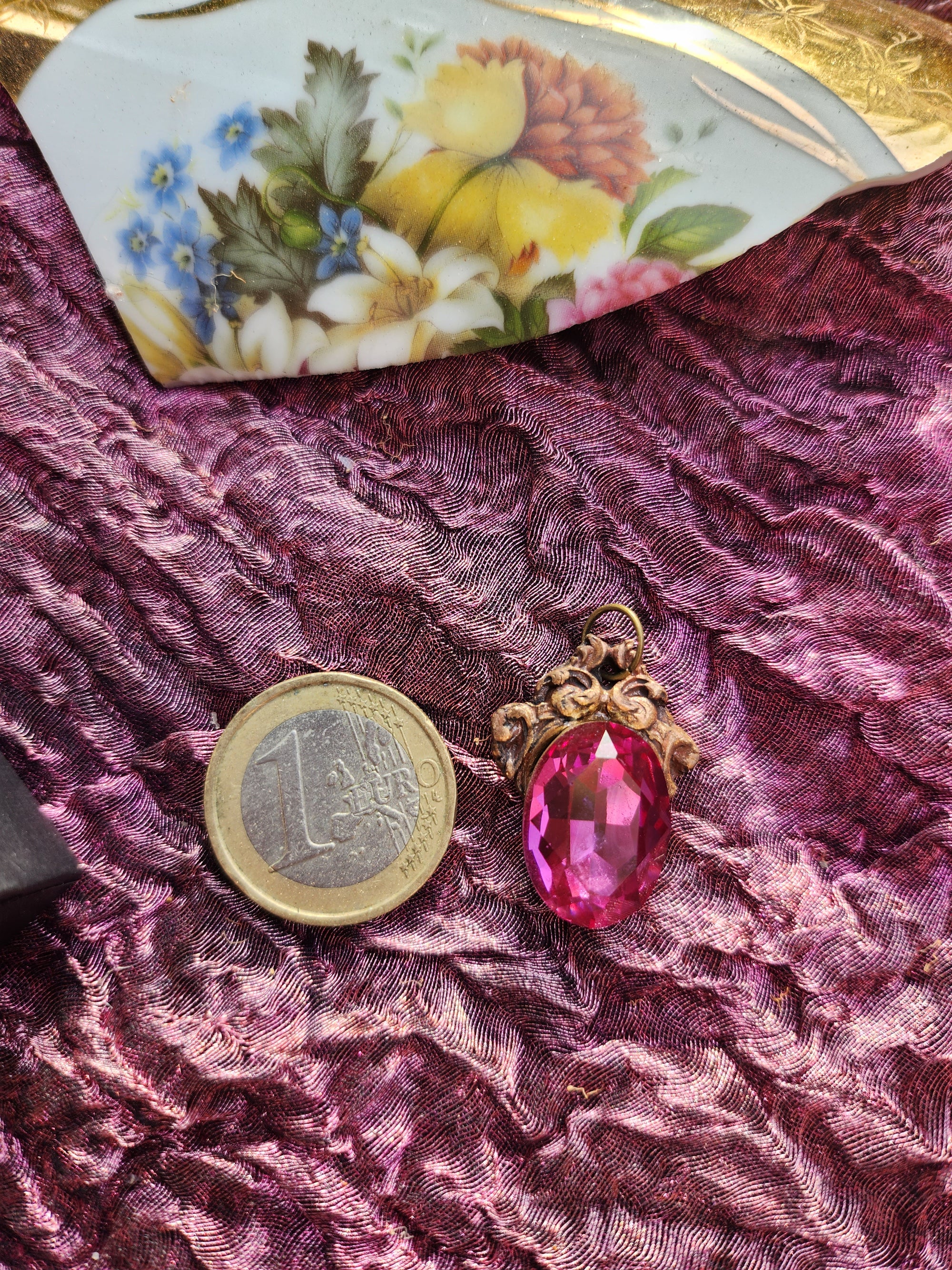 Colgante de bronce artesanal con cristal fucsia: joyería gótica única.