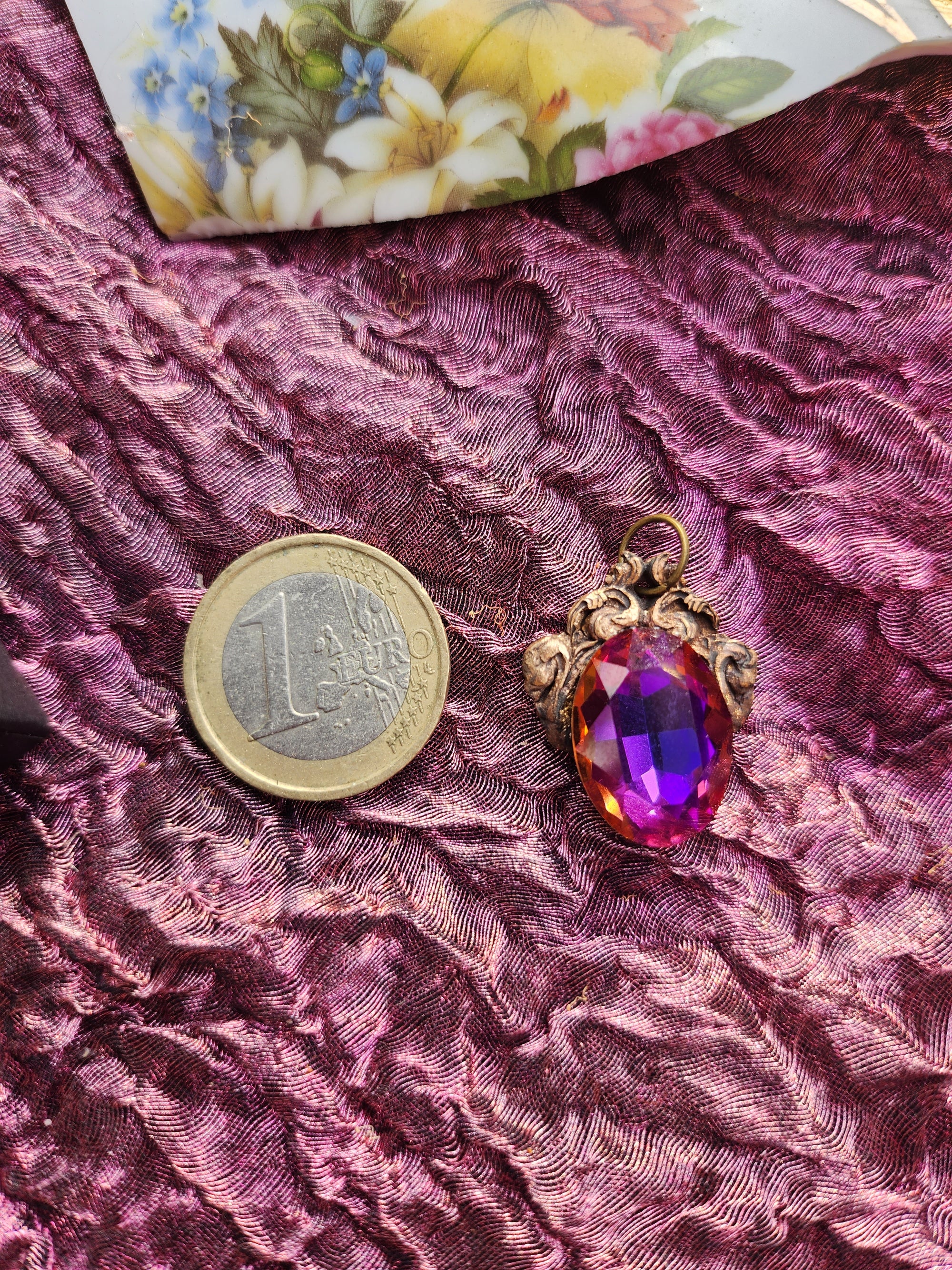Colgante de bronce artesanal con cristales morados, fucsias y ámbar – Joyería medieval vintage