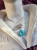 Colgante de rosa de plata y cristal azul – Collar de plata fina – Joyería romántica Fairycore – Regalo floral encantado para ella