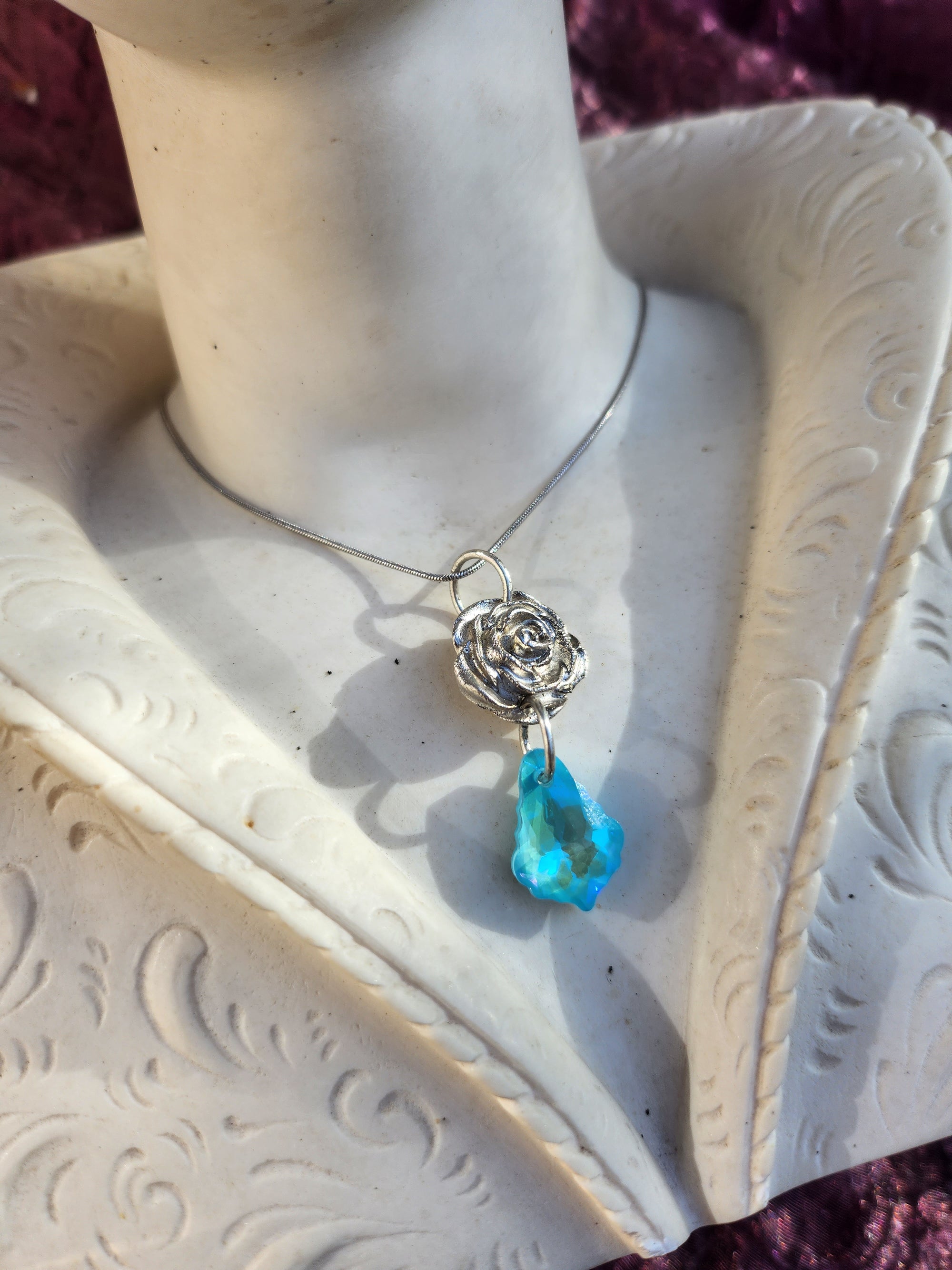 Colgante de rosa de plata y cristal azul – Collar de plata fina – Joyería romántica Fairycore – Regalo floral encantado para ella