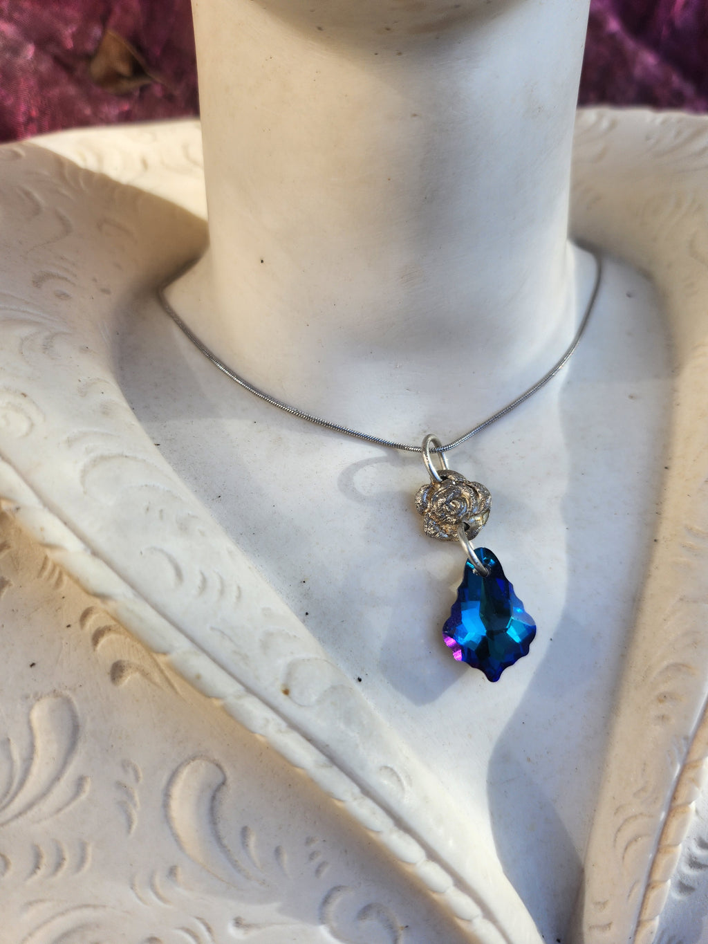 Collar de flor de plata y cristal azul profundo – Colgante de plata 999 hecho a mano – Joyería romántica Fairycore – Un regalo único