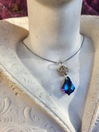 Collar de flor de plata y cristal azul profundo – Colgante de plata 999 hecho a mano – Joyería romántica Fairycore – Un regalo único