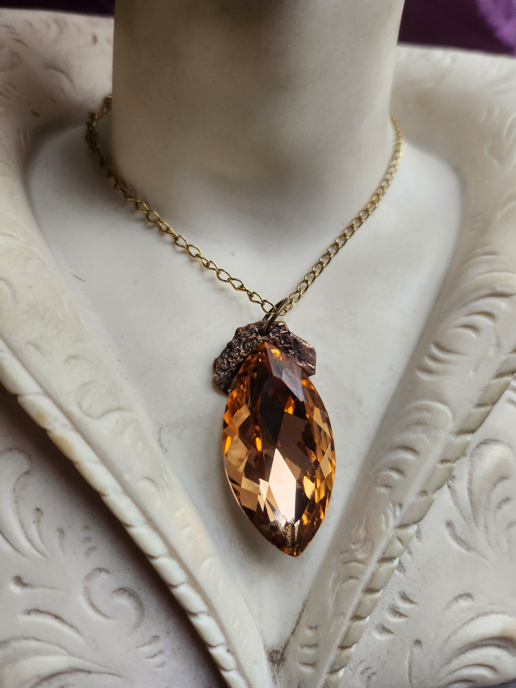 Coleção Mística Barroca - Pendente Artesanal de Bronze com Navete de Cristal Âmbar Claro