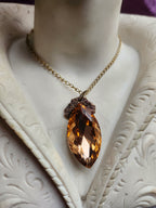 Coleção Mística Barroca - Pendente Artesanal de Bronze com Navete de Cristal Âmbar Claro