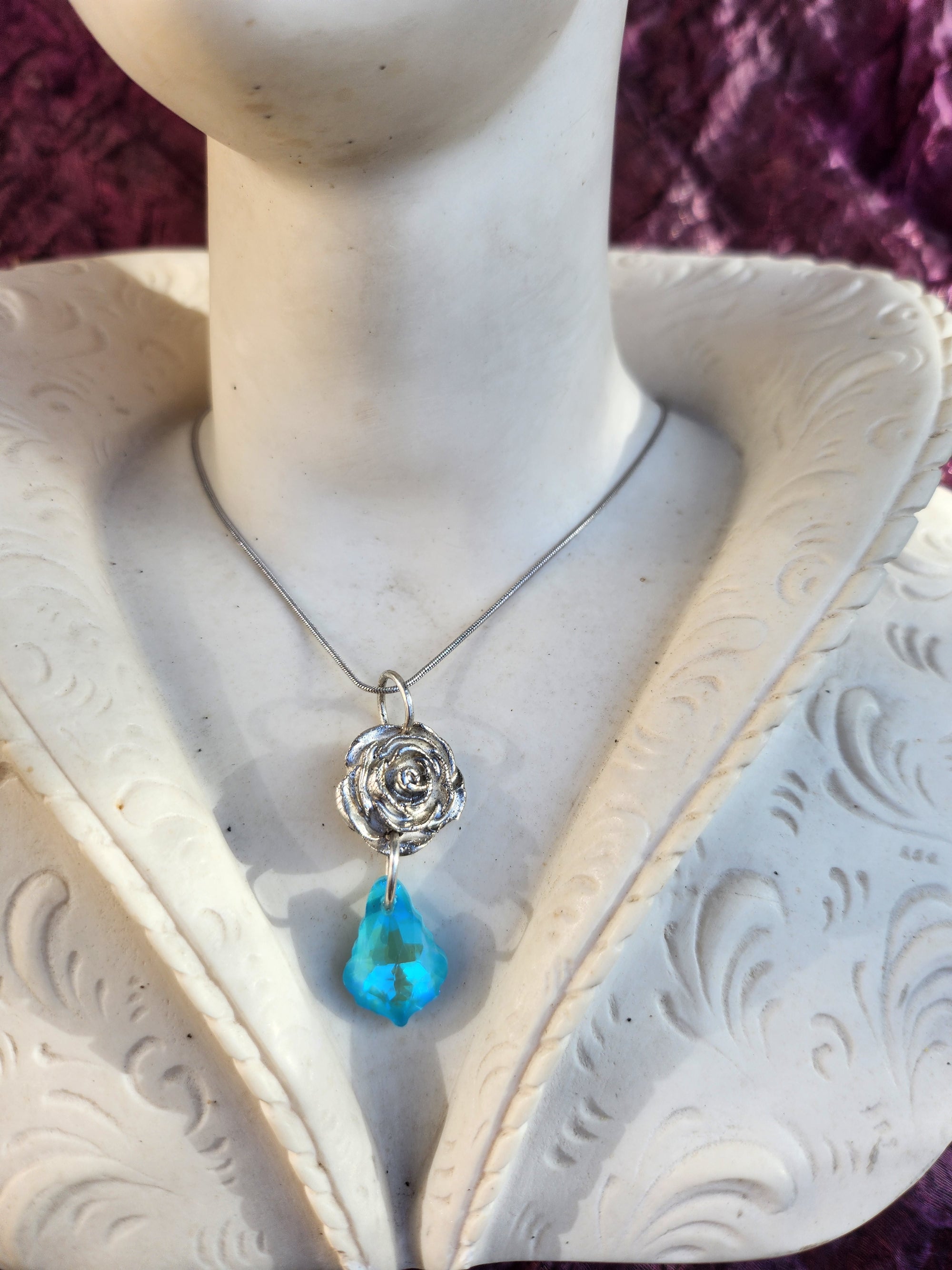 Colgante de rosa de plata y cristal azul – Collar de plata fina – Joyería romántica Fairycore – Regalo floral encantado para ella