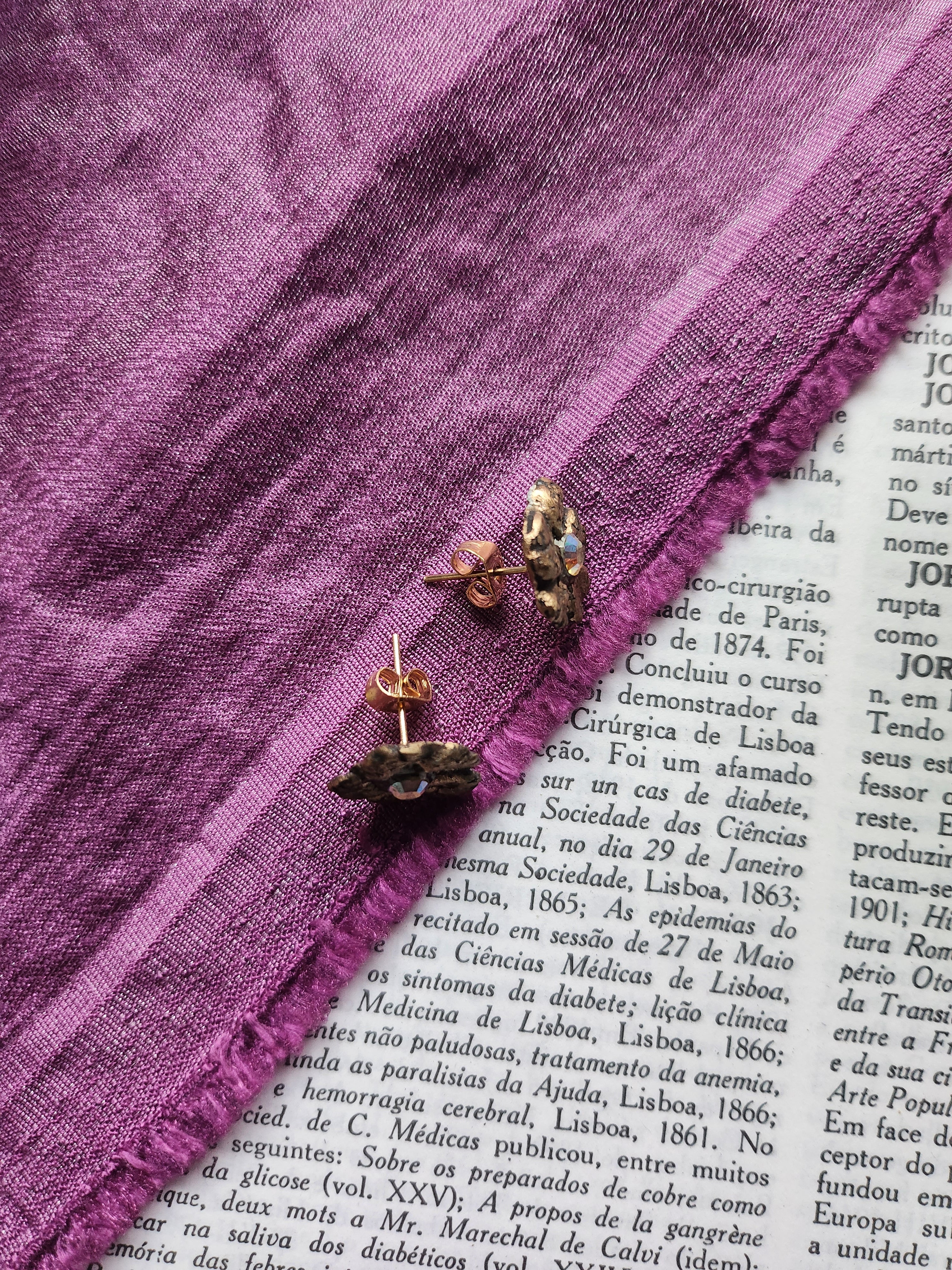 Coleção Flor Eterna – Brincos Flor em Bronze Feitos à Mão com Cristal de Opala Amarela