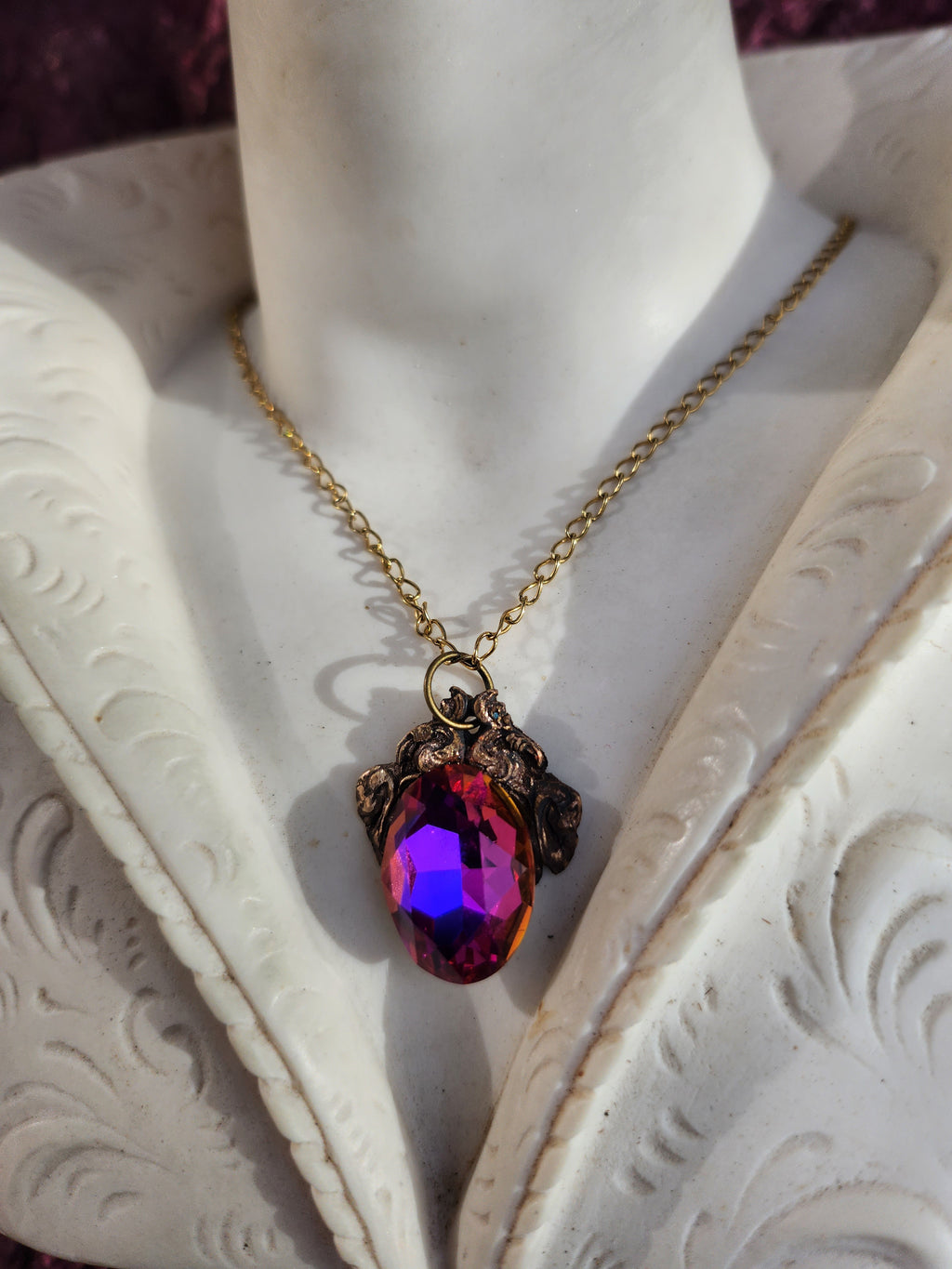 Colgante de bronce artesanal con cristales morados, fucsias y ámbar – Joyería medieval vintage