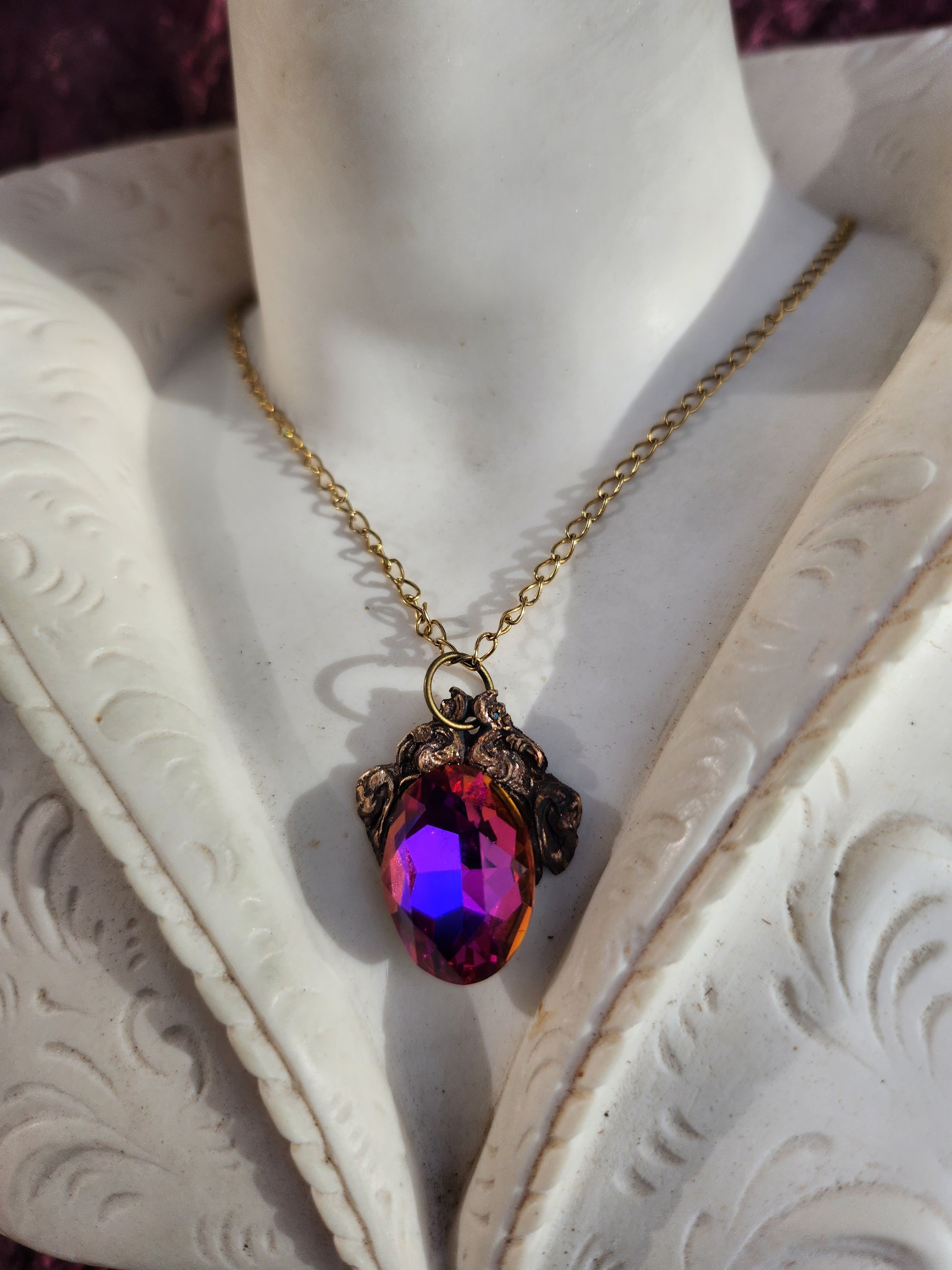 Colgante de bronce artesanal con cristales morados, fucsias y ámbar – Joyería medieval vintage