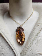 Coleção Mística Barroca - Pendente Artesanal de Bronze com Navete de Cristal Âmbar Claro