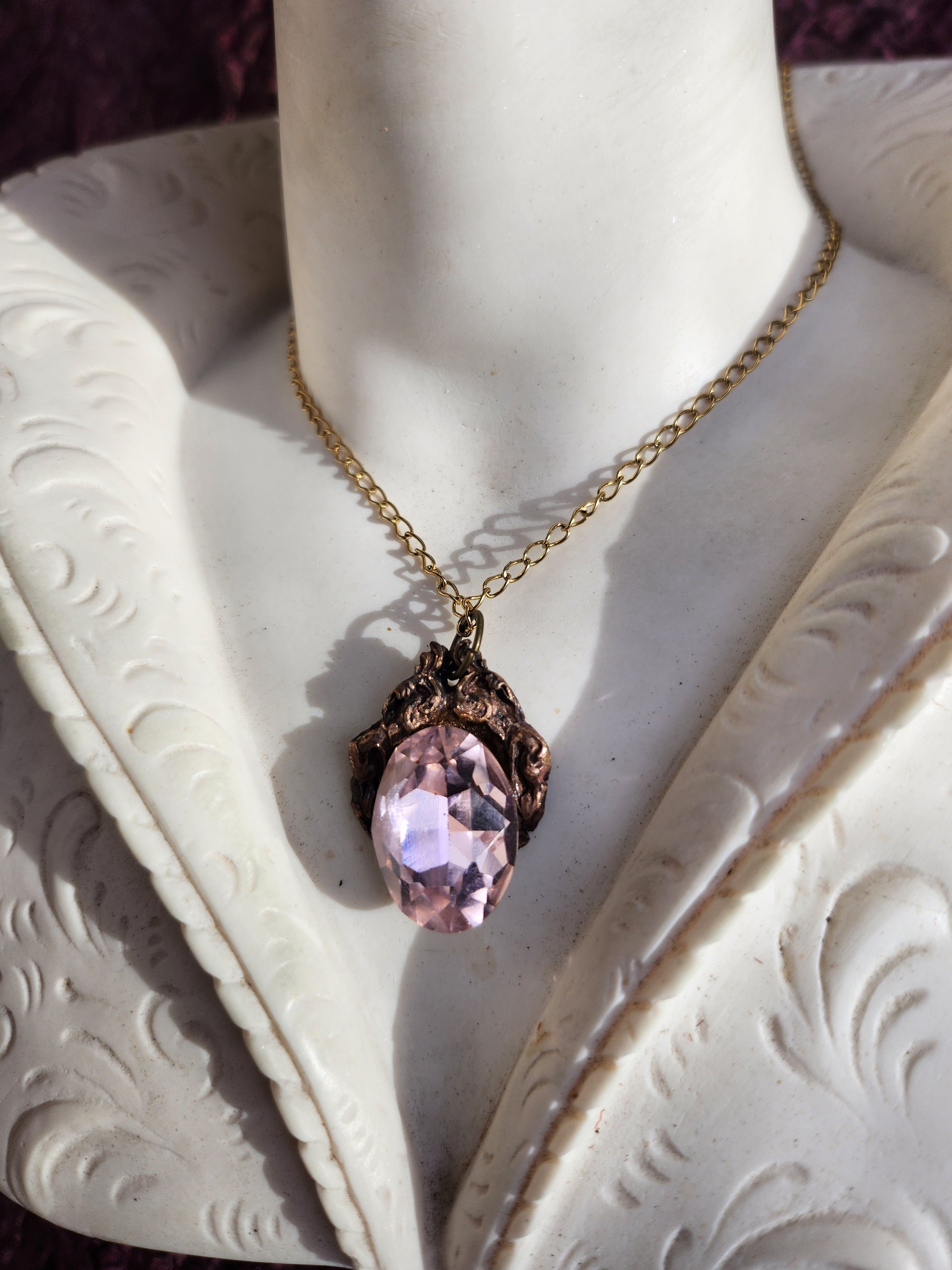 Colgante de bronce artesanal con cristal rosa claro: joyería romántica vintage