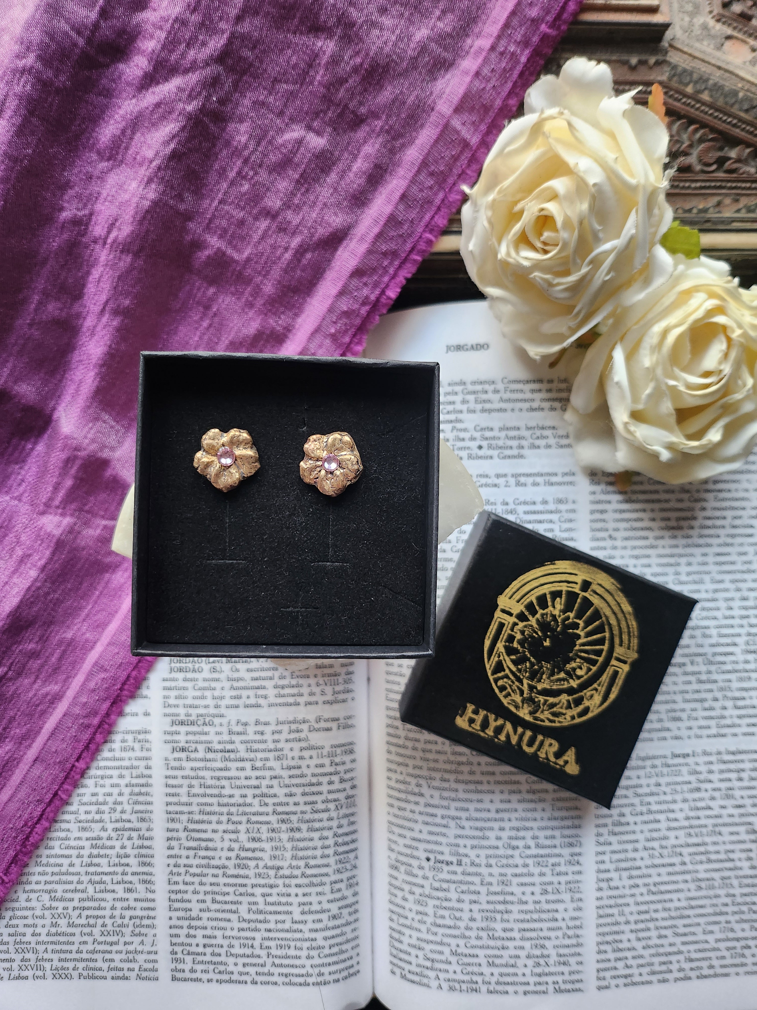 Coleção Flor Eterna – Brincos de flor em bronze feitos à mão com cristal rosa claro