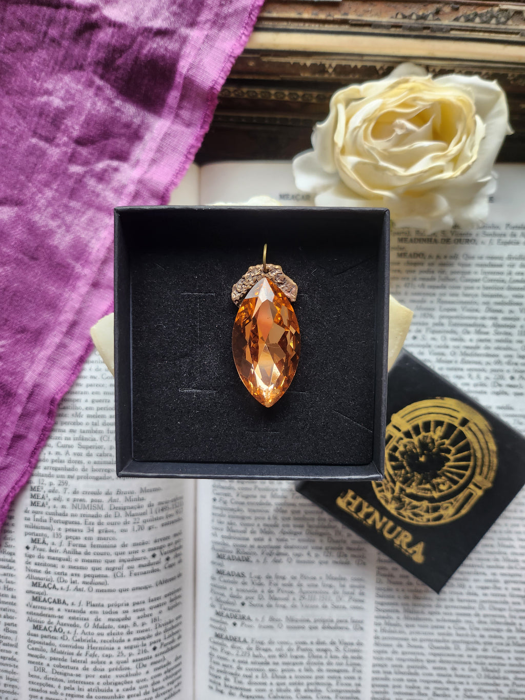 Coleção Mística Barroca - Pendente Artesanal de Bronze com Navete de Cristal Âmbar Claro