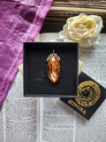Coleção Mística Barroca - Pendente Artesanal de Bronze com Navete de Cristal Âmbar Claro