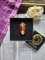 Coleção Mística Barroca - Pendente Artesanal de Bronze com Navete de Cristal Âmbar Claro