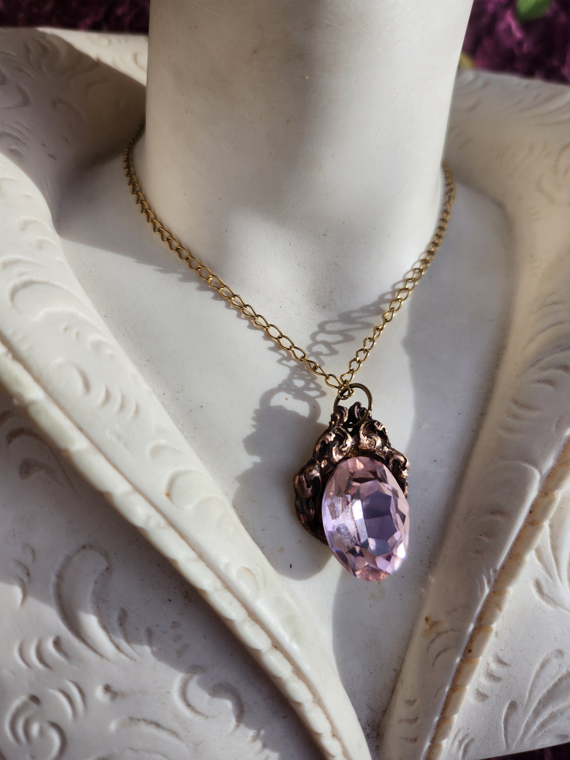 Colgante de bronce artesanal con cristal rosa claro: joyería romántica vintage
