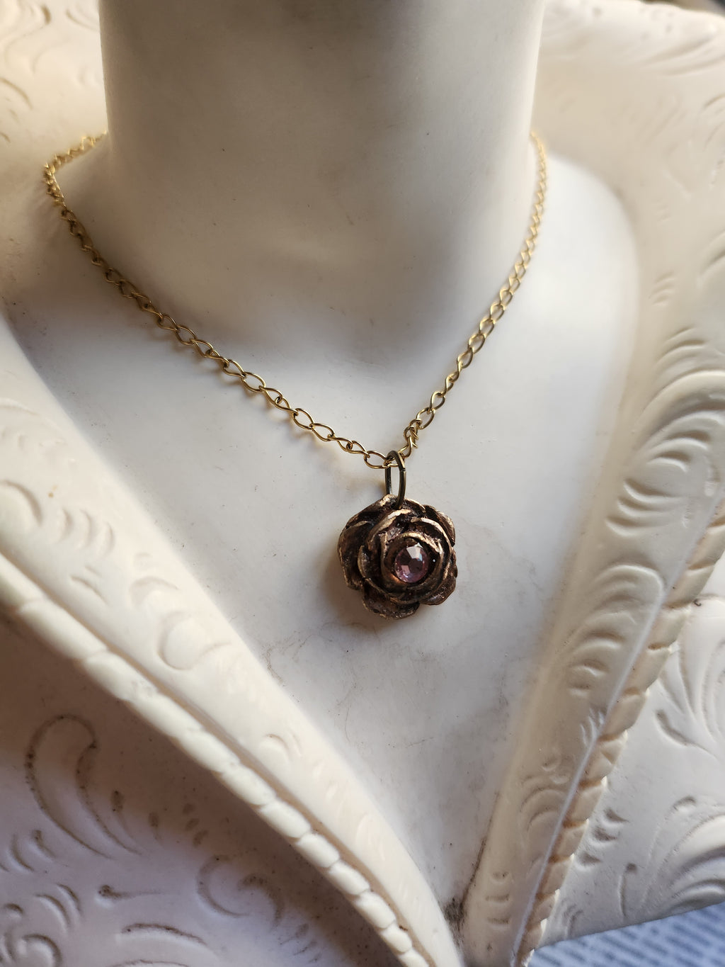 Coleção Rosarium - Pendente Rosa em Bronze Feito à Mão com Cristal Rosa Claro